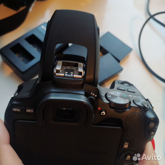 Зеркальный фотоаппарат canon EOS 250d