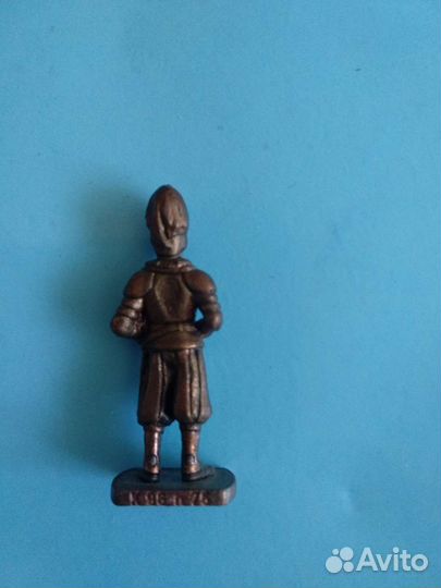 Игрушки из киндера солдатики