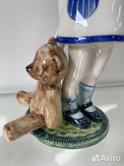 Фарфоровая девочка «Маша с мишкой»