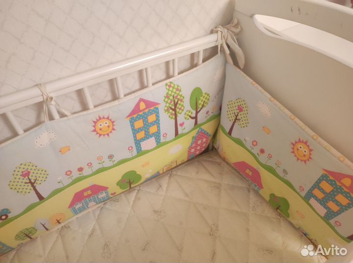 Детская кроватка с маятником