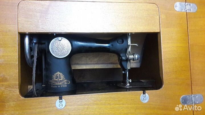 Швейная машинка СССР с тумбой