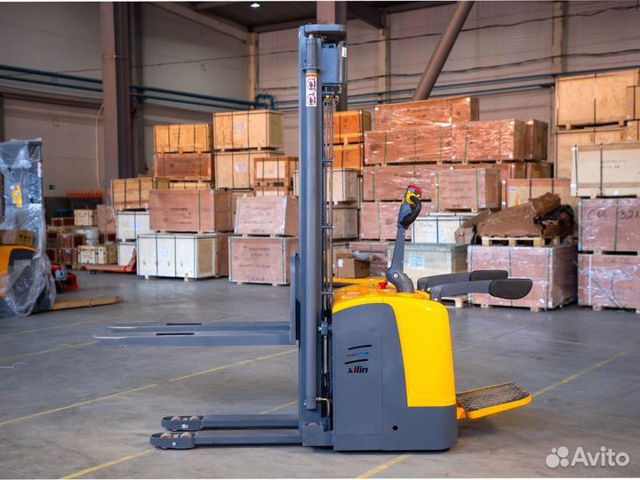 Штабелёр с площадкой