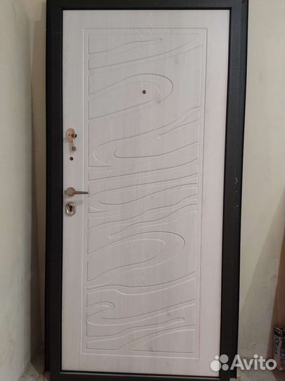 Дверь входная металлическая новая