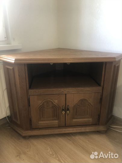 Угловая тумба под телевизор из массива дуба