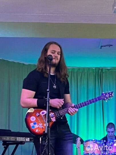 Учитель игры на гитаре