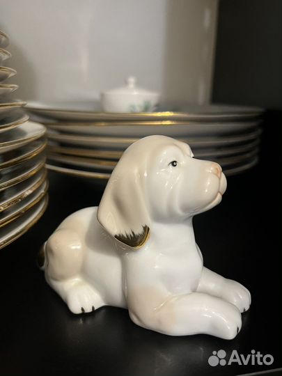 Фарфоровая статуэтка собака