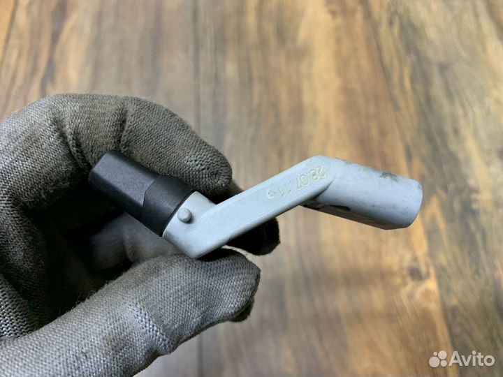 VW Amarok Датчик положения коленвала 2л TDI cnea