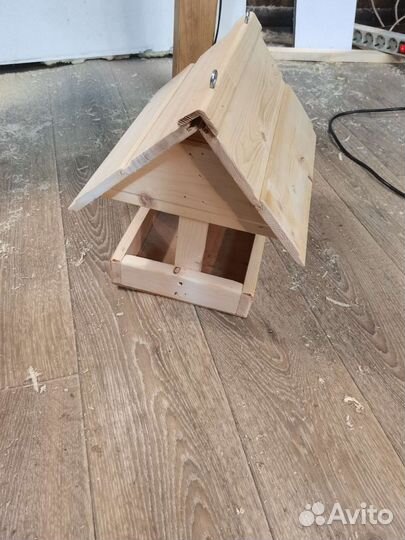 Кормушка и скворечник для птиц
