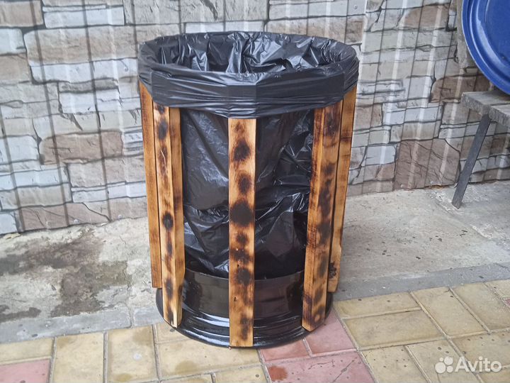 Уличная урна под мусор