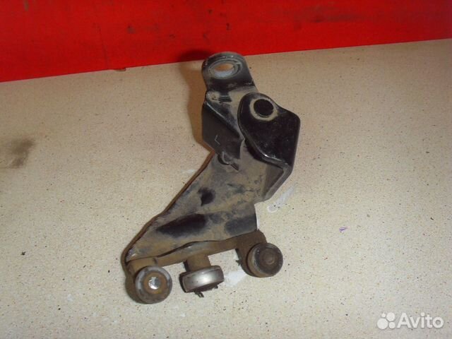 Ролик сдвижной двери левый 6839046010 Toyota Raum