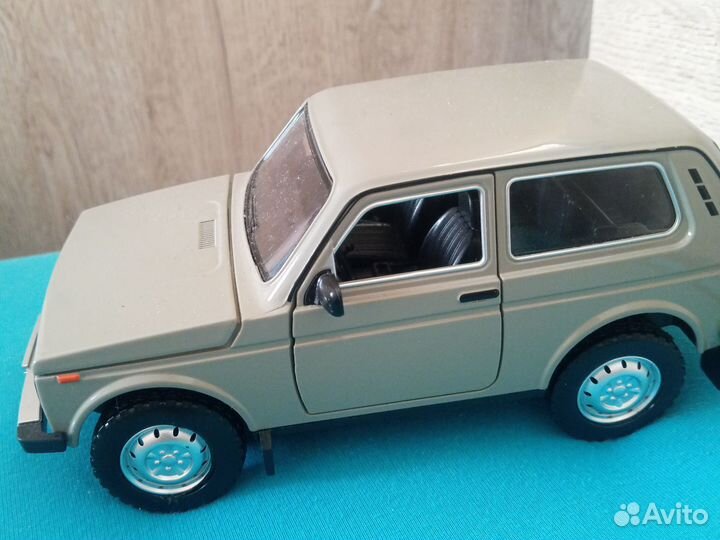 Модель автомобиля 2121 Нива в масштабе 1/18