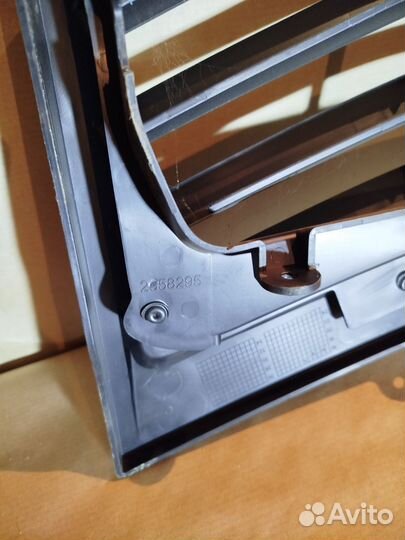 Решетка воздухозаборника Scania 6 серии 2358297