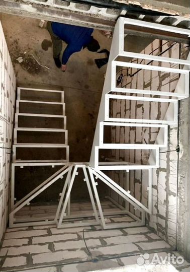 Лестница прямая на металлокаркасе
