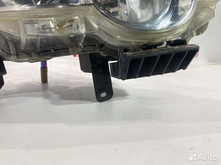 Фара галогеновая правая Nissan Xtrail NT31 MR20