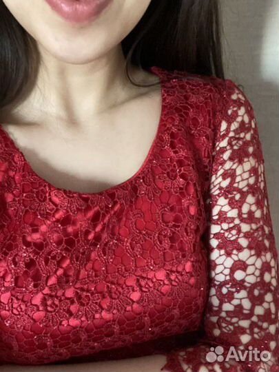 Красное кружевное платье
