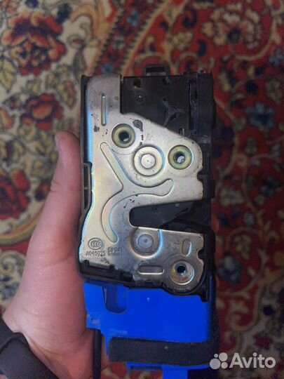 81320-F1200 замок двери передней правой