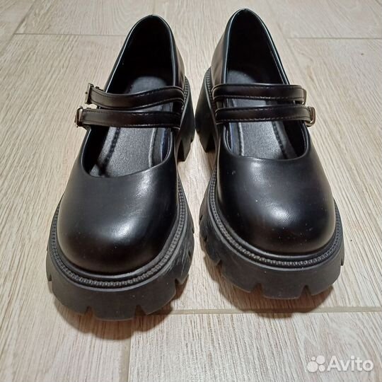 Лоферы с ремешком