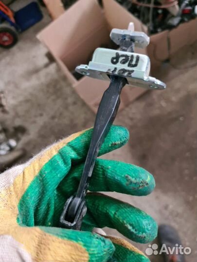 Ограничитель двери передний левый Nissan Juke F15