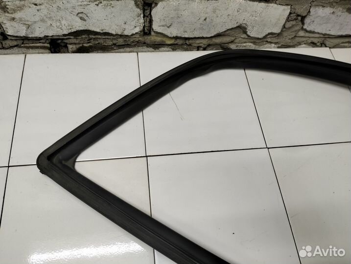 Уплотнитель стекла двери передней правой Grand Cherokee WK2