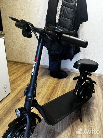 Электрический самокат с сидением