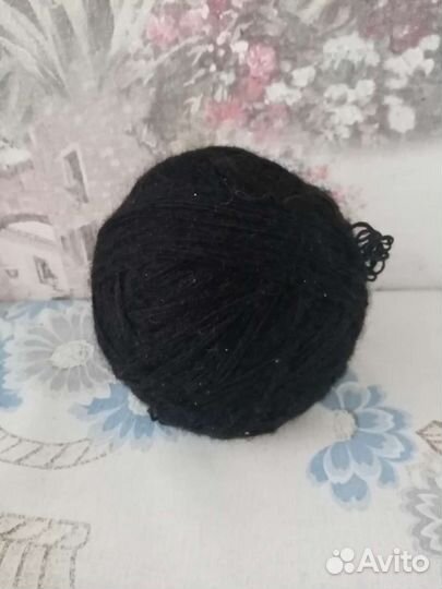 Пряжа, крючок для вязания,пяльцы для вышивания