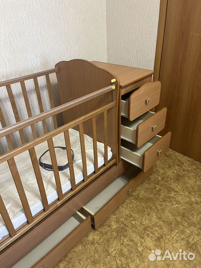 Детская кроватка с маятником