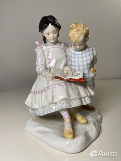 Фарфоровая статуэтка Дети с книжкой Karl Ens KVE