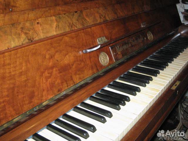Пианино из красного дерева
