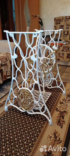 Singer бело-золотая