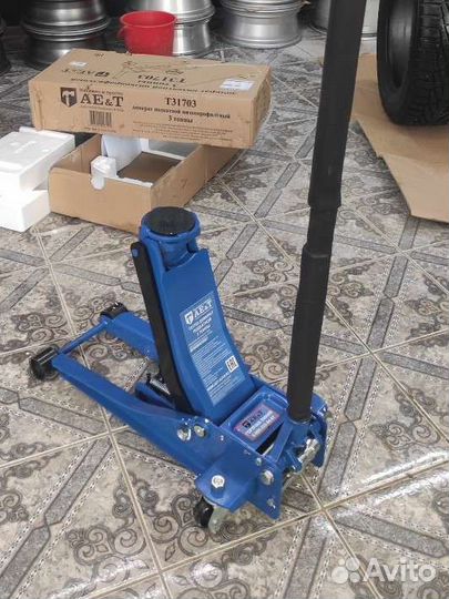 Домкрат подкатной низкий 3т 2-насосный AE&T