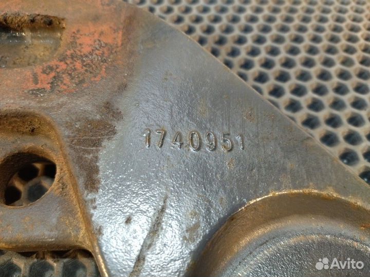 Кронштейн переднего амортизатора правый