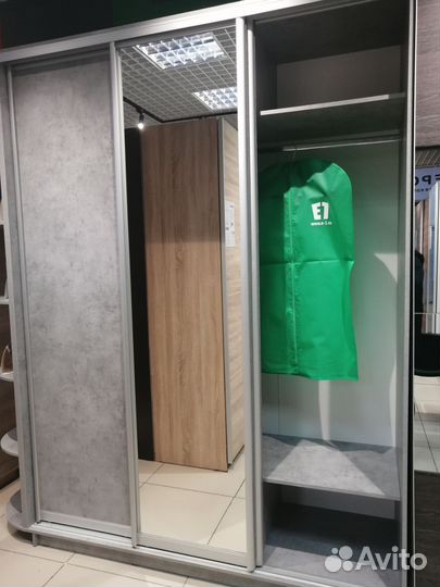 Шкаф купе от производителя с зеркалом трехдверный