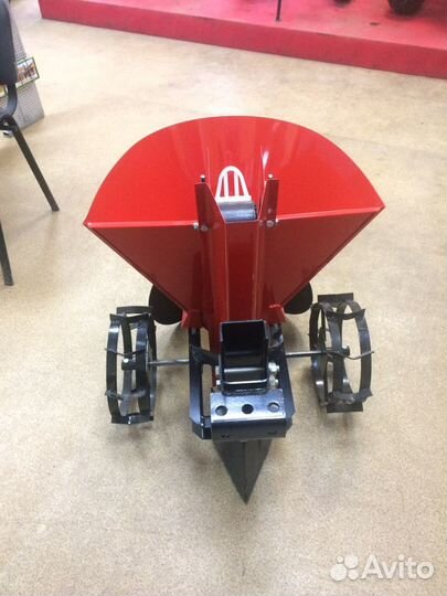 Картофелесажалка на грунтозацепах