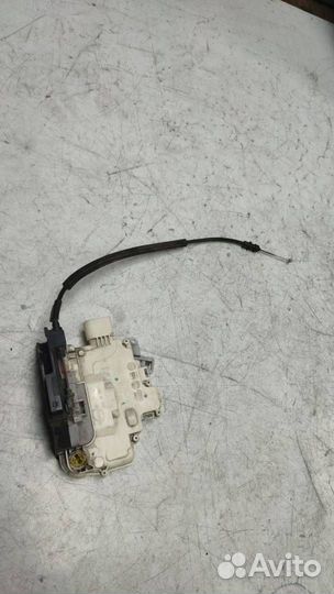 Замок двери передней левой Volkswagen Passat B6