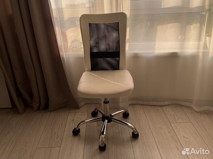 Компьютерный стул кресло белый кожаный Hoff