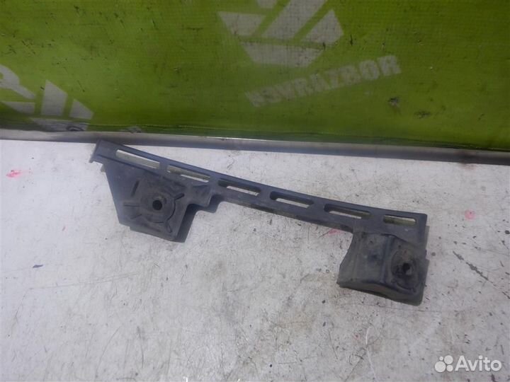 Направляющая переднего бампера правая Фольксваге