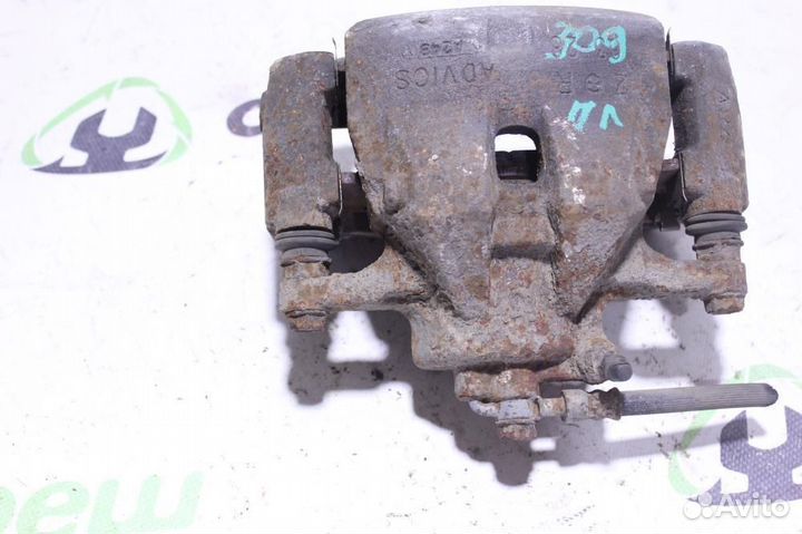 Суппорт передний правый Toyota Camry v40