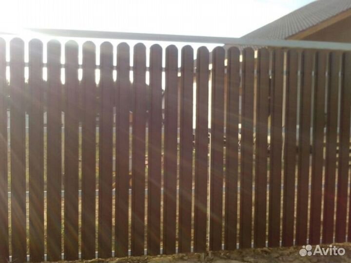 Заборы из профнастила для коттеджа