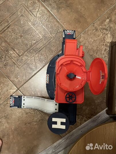 Игрушечная парковка-автомойка