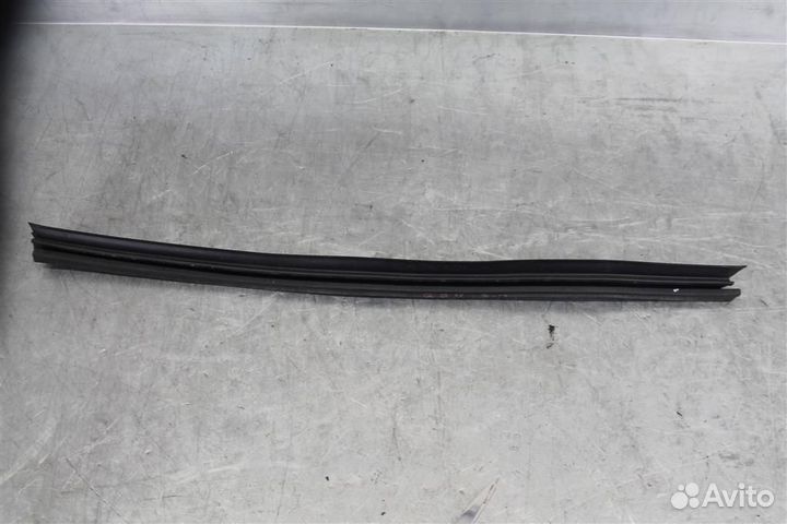 Уплотнитель стекла двери задней правой Nissan Qas