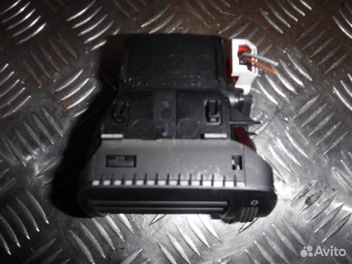 Дефлектор отопителя лев. перед. Volkswagen Passat