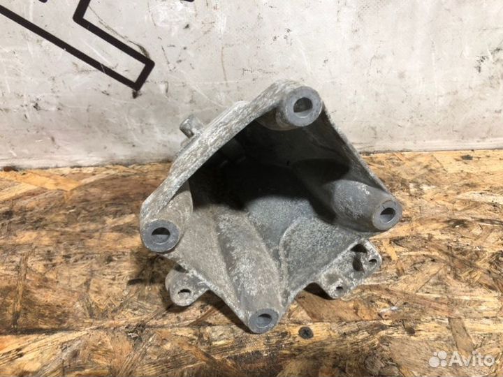 Кронштейн двигателя правый Mercedes-Benz C-Class