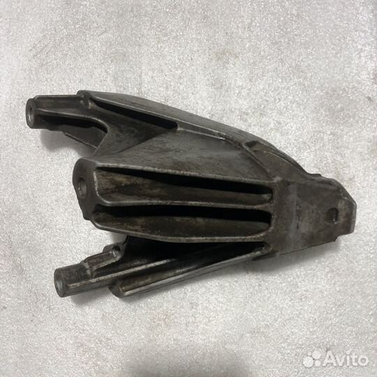 Кронштейн двигателя левая VAG 8K0199307CD