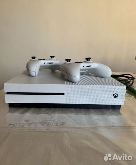 Xbox One s (2 геймпада, 1тб)