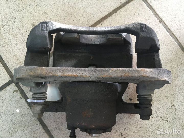 Суппорт тормозной передний правый Toyota Estima