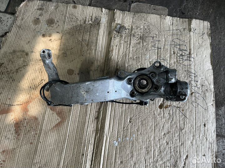 Кулак поворотный левый /правый audi a8 d2