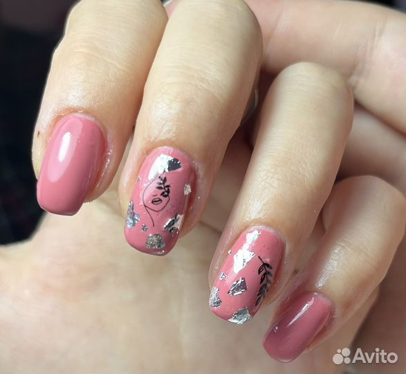 Модель на маникюр