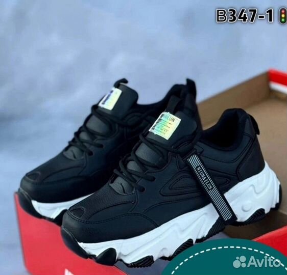 Кроссовки женские