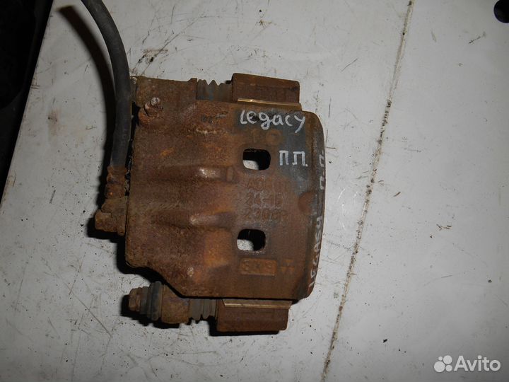 Передний правый суппорт Subaru Legacy B10