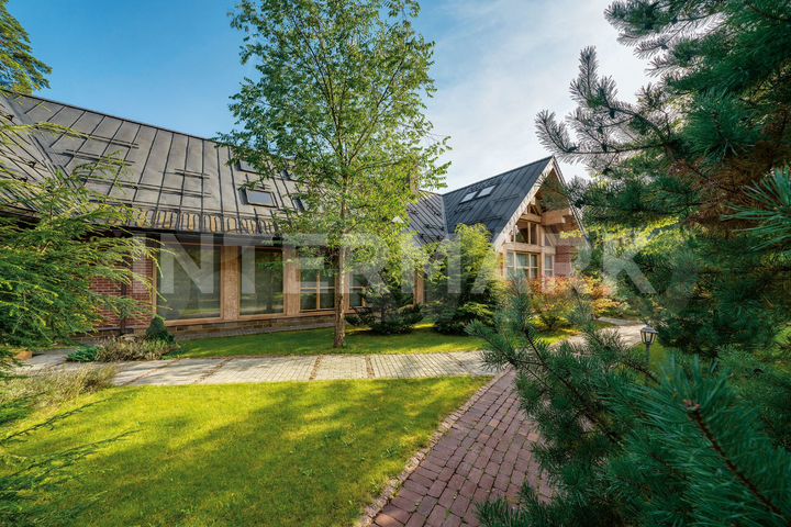 Дом 1185,6 м² на участке 50 сот.